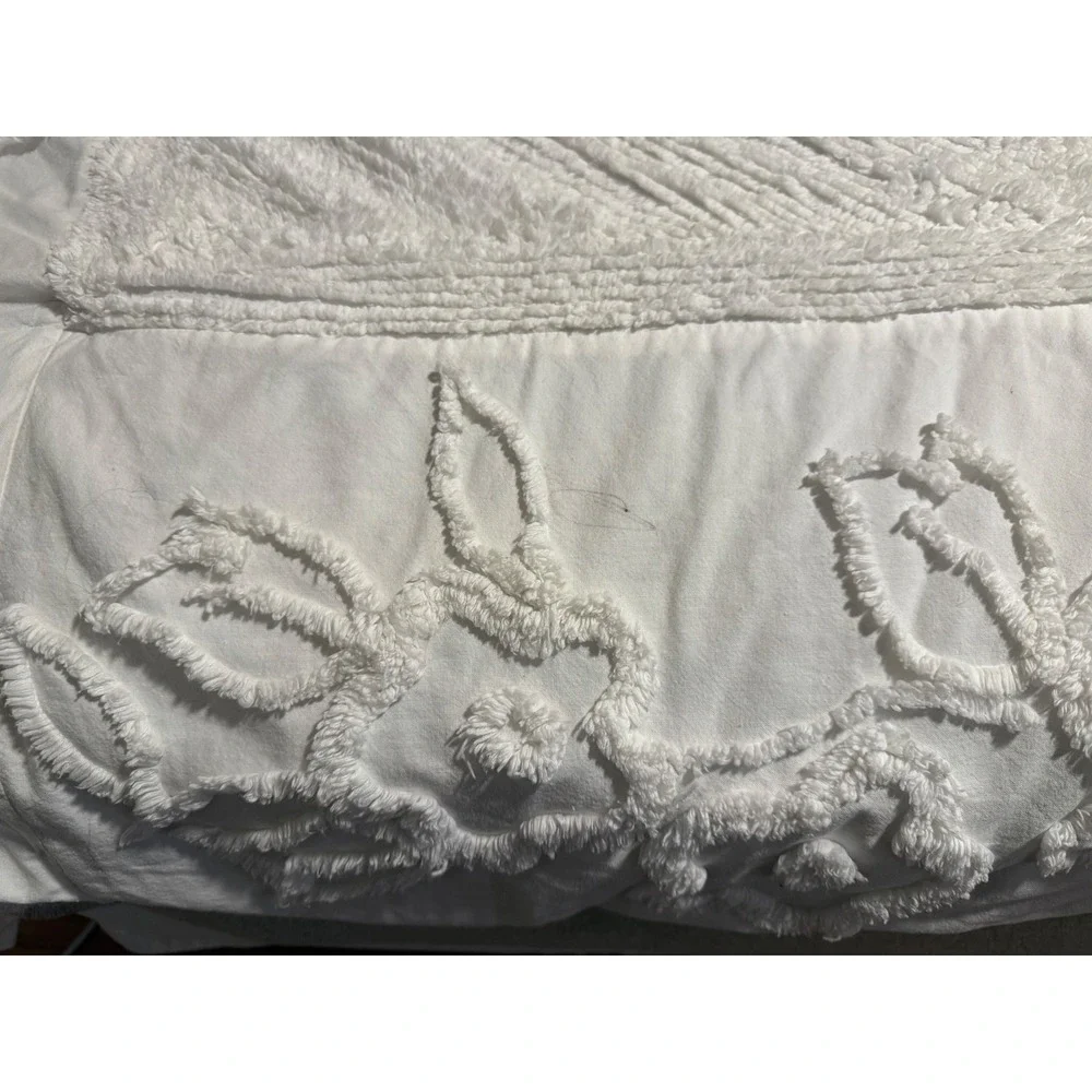 Vintage Lined White Tufted Chenille Bedspread; Twin or Twin XL; 64